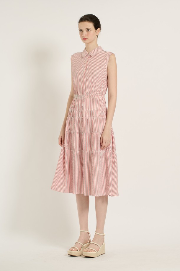 [25SU] 스트라이프 티어드 원피스는 레드 색상의 민소매 원피스로, 스트라이프 패턴과 티어드 치마 디자인이 특징입니다. 얇고 가벼운 레이온, 폴리에스터, 폴리우레탄 혼방 소재로 제작되어 여름철에도 시원하게 착용 가능하며, 허리 밴딩 디테일과 슬림핏으로 여성스러운 실루엣을 연출합니다. 우아하면서도 캐주얼한 스타일을 연출할 수 있는 아이템으로, 안감이 있어 비침 걱정 없이 일상에서 편안하게 입을 수 있습니다.
