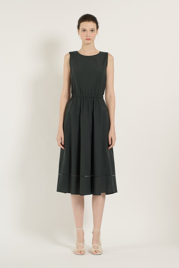 [25SU] 레이어드 원피스는 다크 그린 색상의 세련되고 여성스러운 무드를 연출하며, 봄, 여름 시즌에 일상 및 포멀한 자리에 모두 잘 어울립니다. A라인으로 떨어지는 얇고 부드러운 소재의 레이어드 디자인이 특징이며, 허리 주름, 소매, 밑단 디자인 포인트가 돋보입니다. 나일론, 면, 폴리우레탄, 폴리에스터 혼방 소재로 제작되었고, 안감이 있으며 레귤러핏의 라운드넥 반소매 원피스입니다.
