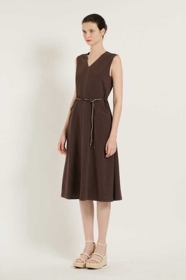 [25SU] 브이넥 민소매 원피스 - BROWN B5B5O64474는 우아하고 심플한 무드를 연출하는 여성용 브이넥 민소매 원피스입니다. 마, 레이온, 폴리에스터 혼방 소재로 시원한 촉감을 제공하며, 슬림핏 디자인과 허리라인 벨트 디테일로 세련된 실루엣을 완성합니다. 무지 패턴의 브라운 색상이며, 안감이 있어 쾌적하게 착용할 수 있는 여름 시즌 데일리 원피스입니다.
