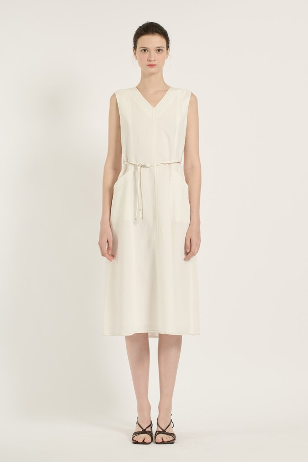 [25SU] 브이넥 민소매 원피스는 화이트 색상의 세련되고 여성스러운 무드를 연출하는 아이템입니다. 가벼운 마, 레이온, 폴리에스터 혼방 소재로 제작되어 얇고 촉감이 좋으며, 브이넥 디자인과 허리 라인 끈 디테일로 포인트를 더했습니다. 깔끔하게 떨어지는 레귤러 핏 라인으로 데일리룩은 물론, 모든 계절에 활용 가능한 활용도 높은 민소매 원피스입니다.
