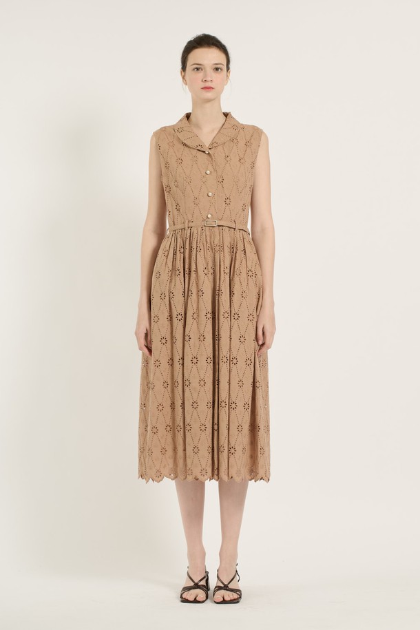 [25SU] 숄카라 턱 디테일 원피스 - M BEIGE B5B5O64572는 부드러운 면 소재의 A라인 플레어 원피스입니다. 숄카라 네크라인과 턱 디테일, 벨트 디테일이 특징이며, 안감이 있어 편안하게 착용할 수 있습니다. 베이지 색상의 민소매 숄카라 원피스로, 우아하고 세련된 무드를 연출하며 일상 또는 데일리룩으로 활용하기 좋습니다.
