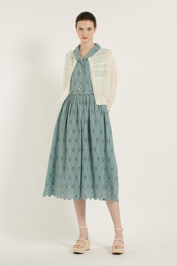 [25SU] 숄카라 턱 디테일 원피스는 우아하고 여성스러운 무드를 선사하는 미디 기장의 플레어 원피스입니다. 부드러운 면 소재와 잔잔한 패턴이 돋보이며, 숄카라 네크라인과 턱 디테일이 포인트를 더합니다. 군더더기 없이 플린한 라인과 움직임에 따라 자연스럽게 흐르는 실루엣이 매력적이며, 안감이 있어 편안하게 착용 가능합니다.
