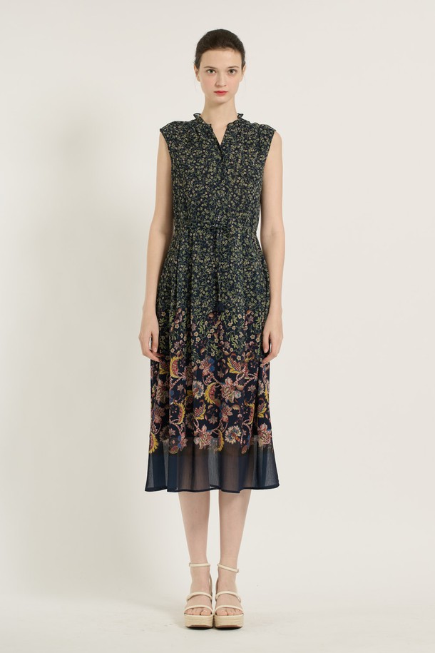 [25SU] 플라워 스트링 원피스 - NAVY는 여성스러운 무드의 데일리룩을 완성해 줄 플라워 스트링 원피스입니다. 네이비 색상 바탕에 플라워 패턴이 돋보이며, 허리 스트링과 스커트 패턴 변화 디테일이 더해져 여성스러운 실루엣을 연출합니다. 폴리에스터 소재로 제작되어 가볍고 시원한 착용감을 제공하며, 구김 방지 기능과 다리가 길어 보이는 길이감이 특징입니다.
