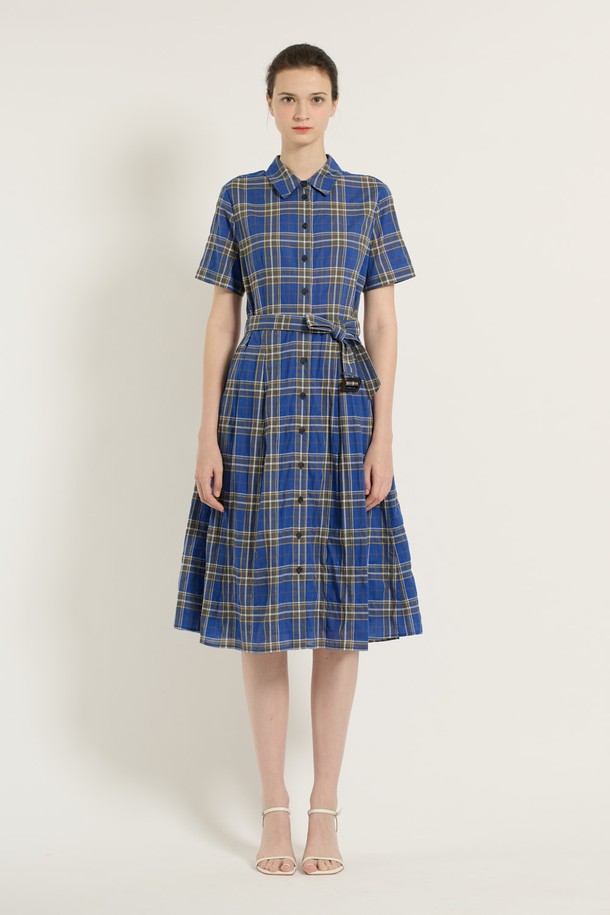 여성스러운 매력을 더해줄 [25SU] 턱 체크 원피스 - DARK BLUE B5B4O62754입니다. 다크 블루 컬러의 체크 패턴과 셔츠 칼라 디자인이 캐주얼하면서도 세련된 분위기를 연출합니다. A라인 플레어 치마와 루즈핏으로 편안한 착용감을 선사하며, 벨트 디테일로 허리 라인을 강조하여 더욱 돋보이는 실루엣을 완성합니다. 여름철 일상에서 시원하게 즐길 수 있는 반소매 원피스입니다.
