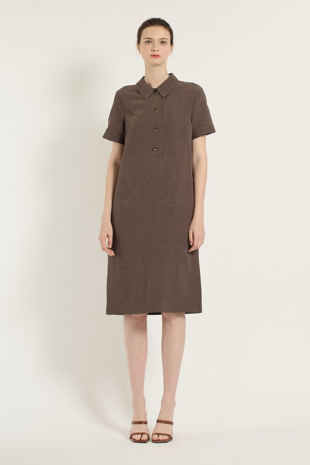 [25SU] 베이직 반오픈 원피스는 부드러운 촉감과 시원한 착용감을 선사하는 여름 여성 원피스입니다. 마, 레이온, 폴리에스터 혼방 소재로 제작되었으며, 깔끔한 카라넥과 단추, 실용적인 포켓 디테일이 돋보입니다. 레귤러핏에 반소매 기장, 무지 패턴으로 베이직한 스타일을 연출하며, 브라운과 피콕 블루 두 가지 색상으로 만나볼 수 있습니다.
