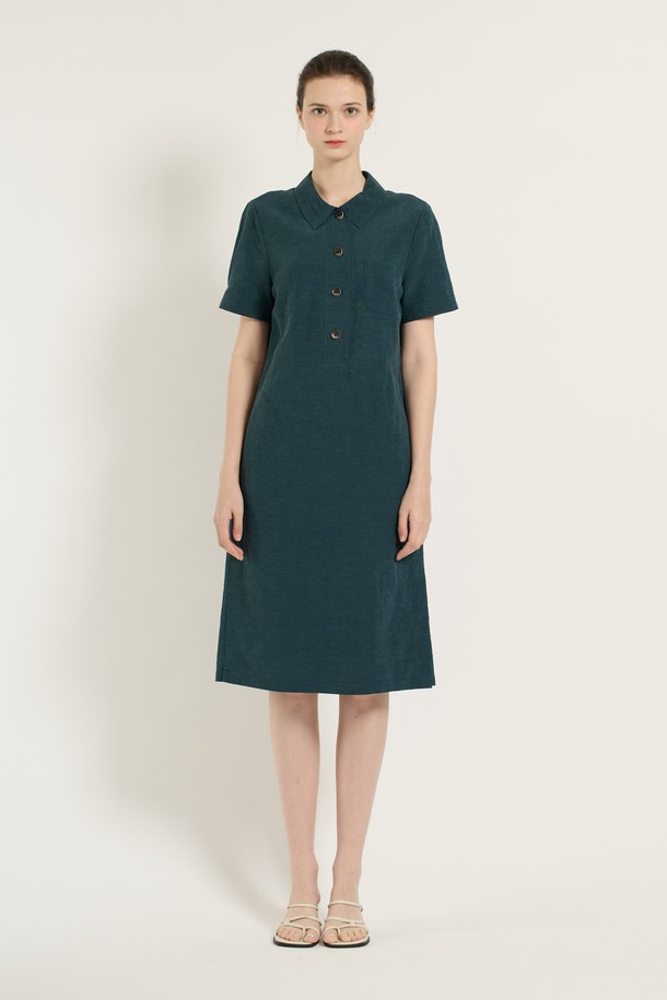 [25SU] 베이직 반오픈 원피스는 시원한 여름을 위한 여성 의류로, 세련된 디자인과 편안한 착용감을 선사합니다. 마, 레이온, 폴리에스터 혼방 소재에 자연스러운 핏과 반오픈 네크라인, 단추 디테일이 더해져 간결하면서도 멋스러운 스타일을 연출합니다. PEACOCK BLUE와 BROWN 두 가지 컬러로 제공되며, 안감이 있어 비침 걱정 없이 착용할 수 있습니다.
