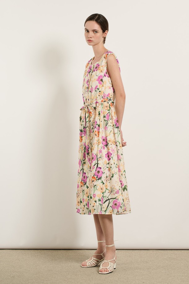 [25SU] 플로럴 프린트 리본 원피스 - IVORY B5M5O63513는 여성스러운 분위기를 연출하는 아이보리 컬러의 A라인 원피스입니다. 가볍고 시원한 면 소재에 플라워 패턴으로 화사함을 더했으며, 허리 리본 디테일과 스퀘어넥 라인으로 여성스러운 실루엣을 강조합니다. 얇은 두께감과 민소매 디자인으로 여름철 시원하게 착용 가능하며, 체형 커버 효과를 제공합니다.
