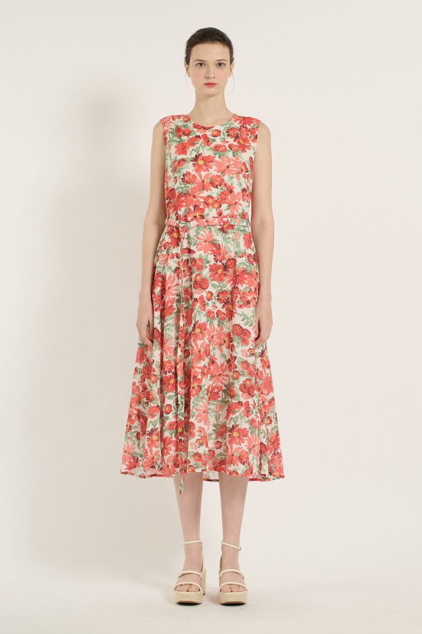 상큼한 플라워 패턴이 돋보이는 [25SU] 플라워 아사 원피스입니다. 부드러운 아사 소재의 루즈핏으로 편안한 착용감을 선사하며, 시원한 민소매와 플레어 치마 타입으로 여름철 여성스러운 스타일을 연출합니다. 라운드넥 디자인에 레드와 그린 컬러 옵션으로, 캐주얼하면서도 페미닌한 무드를 즐길 수 있는 아이템입니다.
