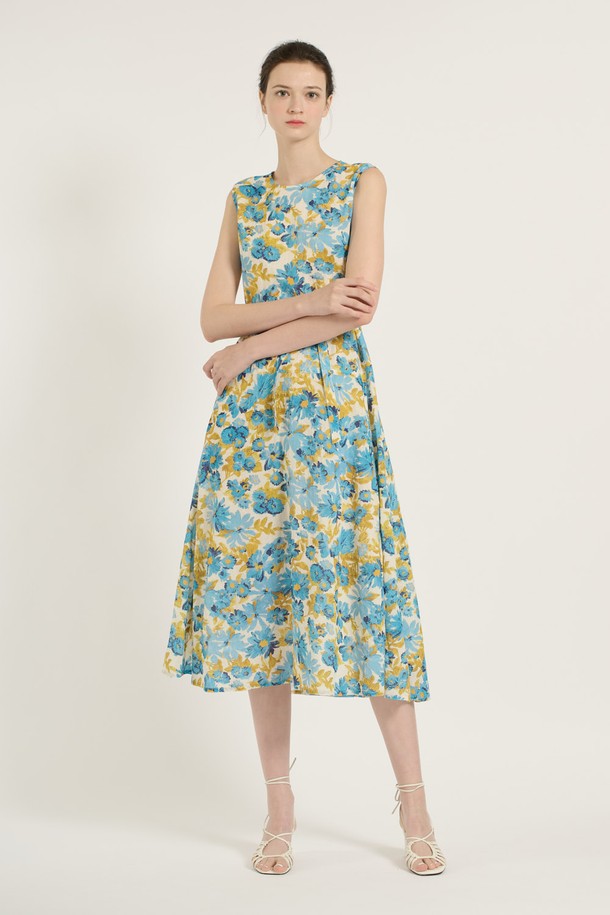 [25SU] 플라워 아사 원피스는 시원한 착용감의 아사 원단을 사용하여 여름철에도 쾌적하게 입을 수 있는 여성용 원피스입니다. 우아하고 화려한 플라워 패턴과 A라인 플레어 치마, 그리고 여유로운 핏으로 편안하면서도 여성스러운 실루엣을 연출합니다. 라운드넥 민소매 디자인에 벨트가 포함되어 있어 다양한 스타일링이 가능하며, 부드러운 촉감과 얇은 두께로 시원하게 즐길 수 있습니다.
