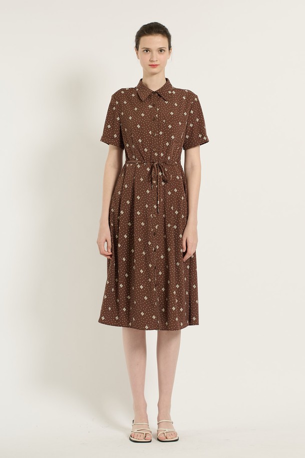[25SU] 프린트 스트링 원피스 - BROWN B5B5O63974는 여성용 셔츠형 원피스로, 여름 계절에 어울리는 얇은 두께감과 A라인 플레어 치마핏을 갖췄습니다. 브라운 컬러 바탕에 도트 패턴 프린트가 돋보이며, 반소매 디자인과 허리 스트링으로 캐주얼한 무드를 연출합니다. 카라 네크라인과 레귤러핏으로 편안하게 착용할 수 있습니다.
