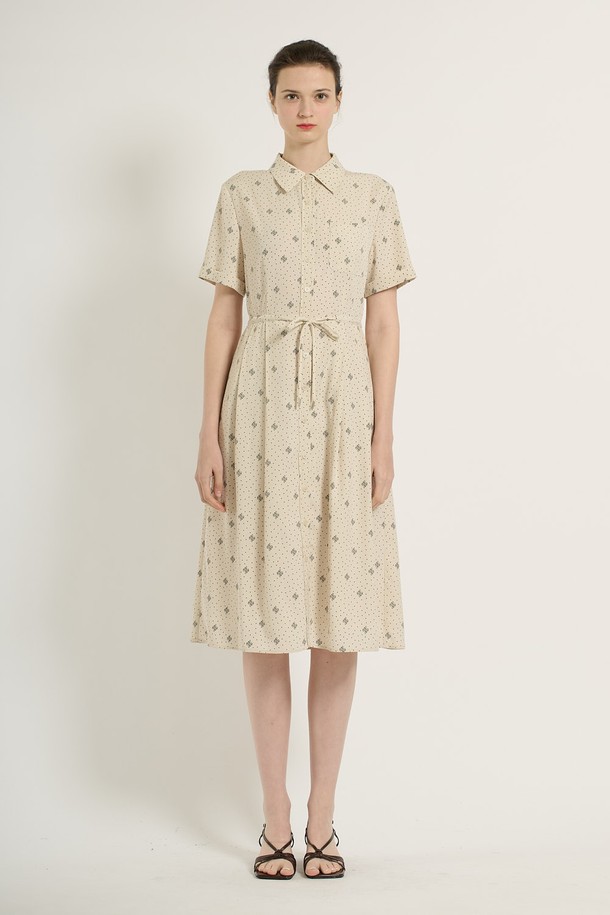 크림 컬러의 여성용 [25SU] 프린트 스트링 원피스입니다. 플라워 패턴의 플레어 A라인 스커트와 반소매 디자인, 얇은 두께감으로 시원한 여름 스타일을 연출합니다. 캐주얼한 무드에 카라 네크라인과 스트링 디테일로 포인트를 더한 레귤러핏 프린트 원피스입니다.
