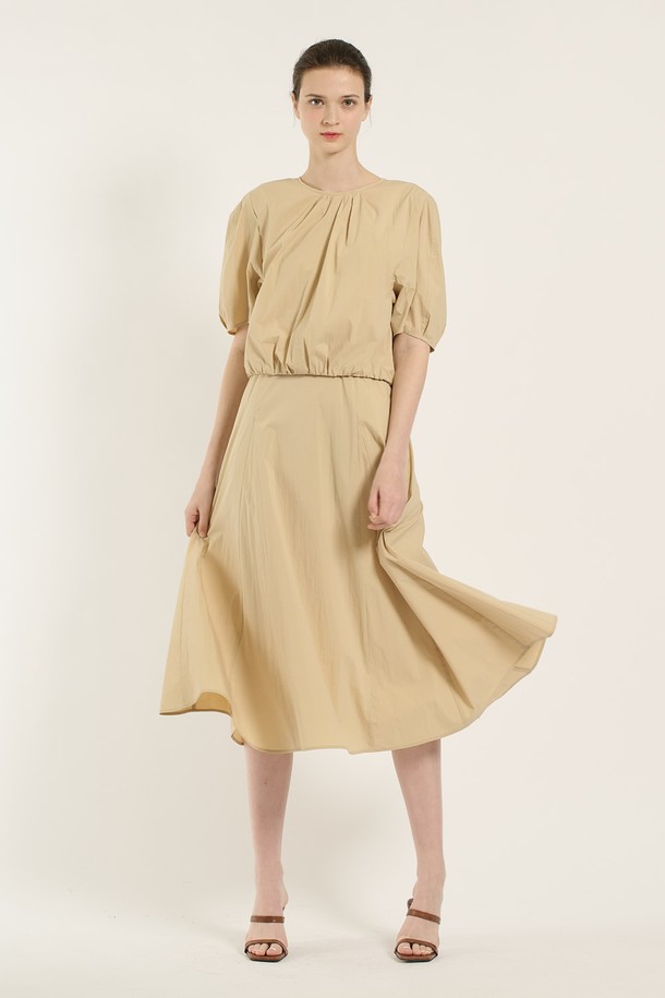 여성스러운 실루엣을 연출하는 [25SU] 2IN1 원피스입니다. 베이직한 디자인에 여성스러운 A라인 플레어 스커트, 반소매, 라운드넥으로 편안하게 착용 가능합니다. 얇은 두께감과 시원한 베이지 컬러, 플리츠 디테일이 더해져 여름철 데일리룩으로 활용하기 좋습니다.
