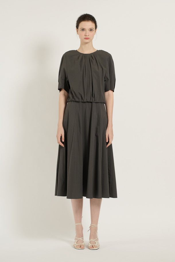 [25SU] 2IN1 원피스는 여성스러운 실루엣을 연출하는 2IN1 디자인의 여름 원피스입니다. 부드러운 그레이 컬러에 A라인 플레어 치마가 더해져 미니멀하면서도 베이직한 스타일을 완성합니다. 라운드넥에 반소매, 얇은 두께감과 주름 디테일로 시원하고 편안하게 착용할 수 있습니다.
