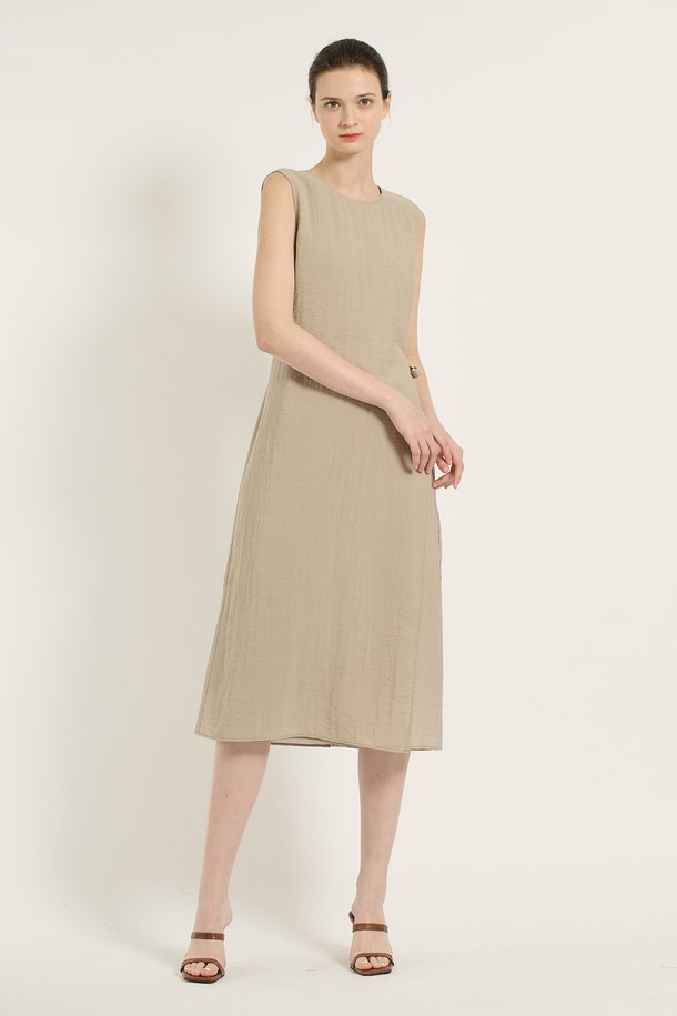 [25SU] 랩 원피스 - M BEIGE B5B6O65172는 여성 의류로, 미니멀하면서 엘레강스한 스타일을 연출합니다. M BEIGE 컬러의 얇은 두께, 부드러운 촉감의 레이온, 나일론, 린넨, 폴리에스테르 혼방 소재로 제작되었으며, 랩 디자인과 라운드넥이 특징입니다. 사이드 매듭 디테일과 자연스러운 플리츠, 민소매 디자인으로 여름철 데일리룩에 적합하며, 사계절 활용 가능한 실용적인 아이템입니다.
