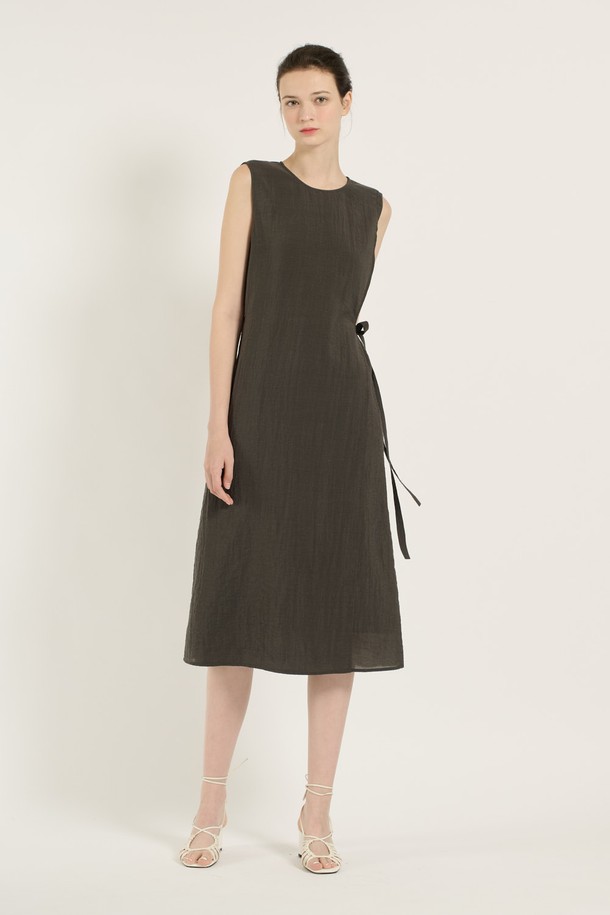 [25SU] 다크 그레이 랩 원피스는 부드럽고 시원한 레이온, 나일론, 마 혼방 소재로 제작되어 여름철에도 편안하게 착용할 수 있습니다. 슬림 핏 라운드넥 디자인에 허리 슬림 디자인과 옆 매듭 장식이 더해져 세련되고 우아한 분위기를 연출하며, 랩 스타일 치마가 여성스러운 실루엣을 강조합니다. 민소매 디자인과 캠 디테일이 시원함을 더하고, 안감(폴리에스터)으로 편안한 착용감을 선사하여 일상 또는 특별한 날 모두 활용하기 좋습니다.
