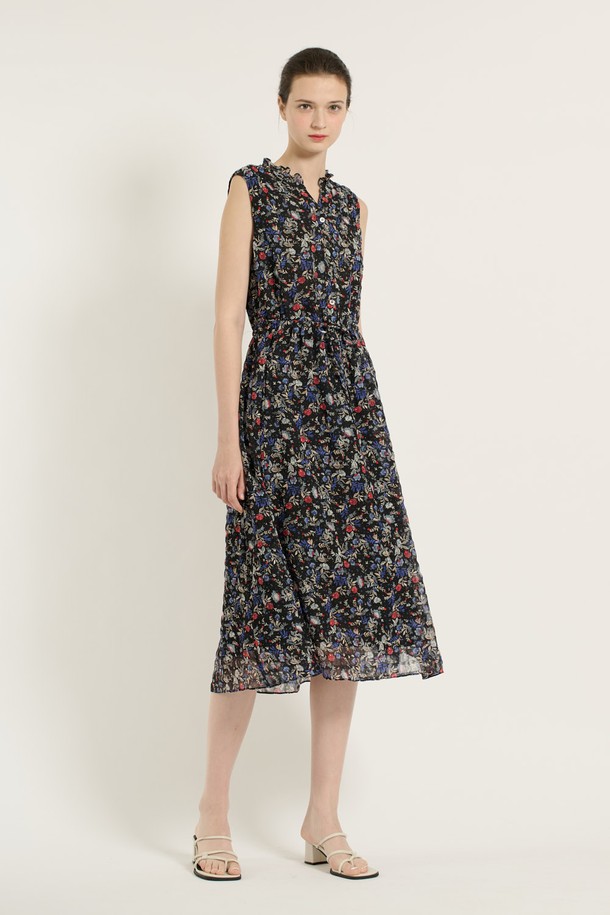 [25SU] 플라워 엠보 민소매 원피스는 여성스러운 스타일을 연출해주는 여름용 원피스입니다. 부드러운 폴리에스터 소재에 엠보 플라워 패턴이 돋보이며, 슬림핏과 브이넥 디자인으로 여성스러운 실루엣을 강조합니다. 허리 라인을 잡아주고 밑단 플레어로 여성스러움을 더하며, 시원한 착용감을 선사합니다.
