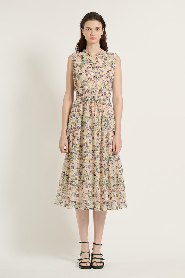 [25SU] 플라워 엠보 민소매원피스는 가볍고 시원한 폴리에스터 소재로 제작되어 여름철에도 쾌적하게 착용할 수 있습니다. 우아하고 엘레강스한 분위기를 연출하는 A라인 플레어 핏의 민소매 원피스로, 허리 주름 디테일과 넉넉한 스커트 길이가 여성스러운 실루엣을 완성합니다. 엠보 플라워 패턴과 부드러운 촉감, 라운드넥 디자인으로 편안하면서도 세련된 스타일을 연출하며, LIGHT BEIGE와 BLACK 두 가지 색상으로 제공됩니다.
