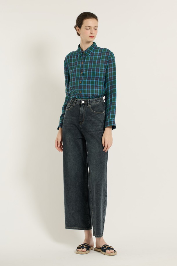 [25FA] 와이드 데님 팬츠 - DARK BLUE B5C7G37295는 데일리 및 캐주얼 스타일을 위한 여성용 데님 팬츠입니다. 면, 폴리에스터, 폴리우레탄 혼방 소재로 제작되었으며, 다크 블루 컬러의 무지 패턴, 긴 기장의 와이드핏으로 편안한 착용감을 선사합니다. 하이웨이스트 디자인과 깔끔한 스티치 디테일, 넉넉한 실루엣으로 가을 시즌에 활용하기 좋은 베이직하고 캐주얼한 아이템입니다.
