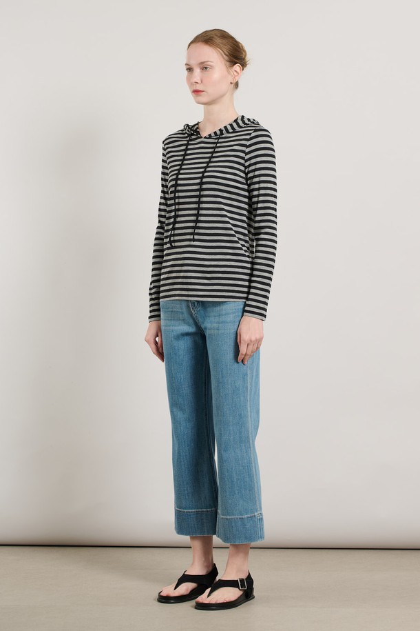 "[25FA] 스트라이프 후드 져지 - LIGHT M GRAY"는 가을에 어울리는 여성용 후드 티셔츠입니다. 캐주얼, 클래식, 미니멀 스타일을 모두 아우르는 디자인으로 가을 나들이룩이나 집콕룩에 적합합니다. 부드러운 촉감의 라이트 M 그레이 컬러에 스트라이프 패턴이 더해져 세련된 느낌을 줍니다. 레이온, 아크릴, 캐시미어, 폴리우레탄, 모, 견 등의 고급 소재 혼방으로 제작되어 편안하면서도 고급스러운 착용감을 선사합니다. 후드 조임끈과 소매, 밑단의 깔끔한 마감 처리로 완성도를 높였습니다.
