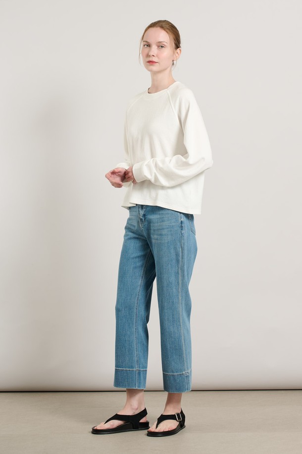 [25FA] 맨투맨 라운드 져지 - SNOW WHITE (스노우 화이트) A5F7X40711는 여성용 상의 맨투맨입니다. 가을, 겨울 데일리룩과 가을 나들이룩에 적합하며, 베이직하고 미니멀한 스타일을 연출합니다. 면 90%와 나일론 10% 혼방 소재로 제작되어 부드러운 촉감을 자랑하며, 레귤러핏 라운드넥 디자인입니다. 긴 소매 기장과 손목 및 허리 부분 마감 처리가 특징이며, 일상복으로 편안하게 착용할 수 있습니다.
