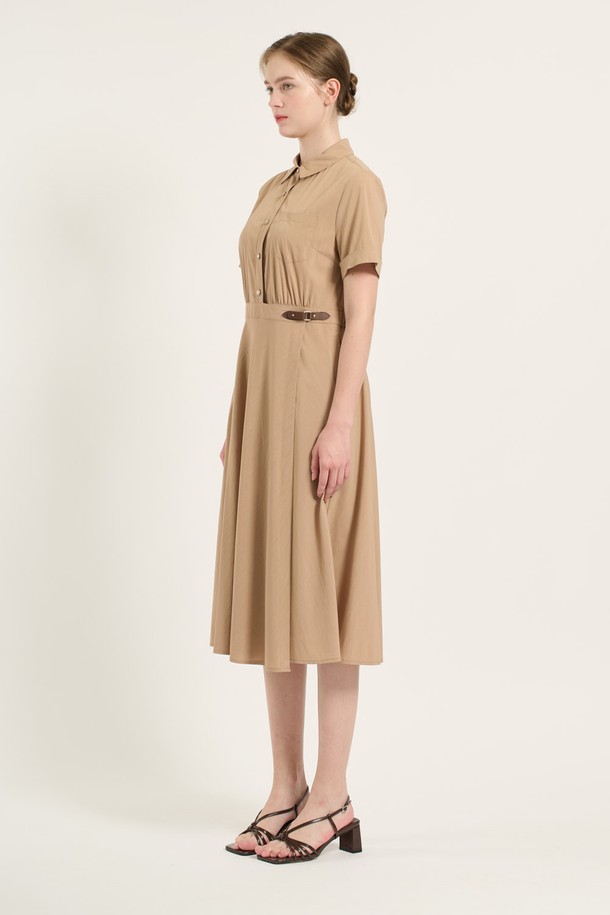 [25SU] 셔츠형 랩원피스는 다크 베이지 및 다크 그레이 컬러로 출시된 여성용 셔츠형 원피스입니다. 레이온, 나일론, 폴리우레탄, 폴리에스터 혼방 소재로 제작되어 부드러운 촉감과 얇은 두께감으로 여름철 데일리 및 포멀룩에 적합합니다. A라인 핏, 셔츠칼라, 반소매 디자인에 벨트, 주름, 소매 버튼, 서스펜더 디테일을 더해 클래식하면서도 모던한 스타일을 연출합니다.
