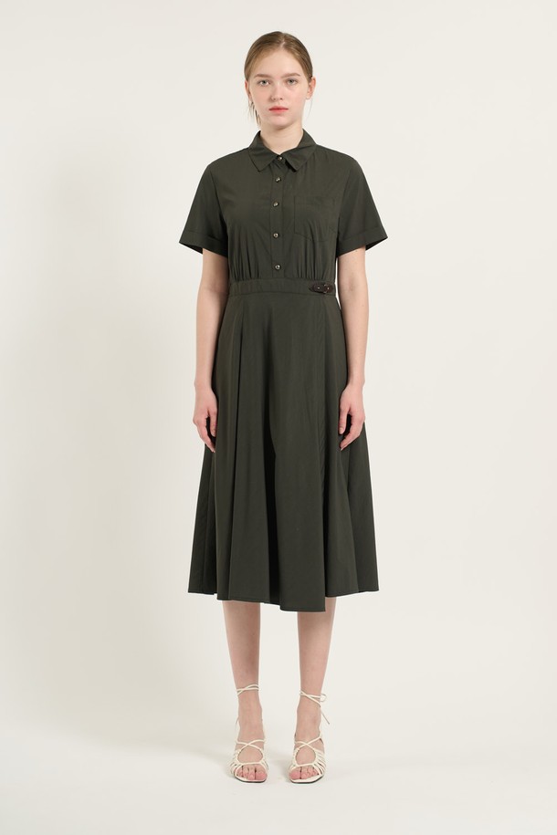 [25SU] 셔츠형 랩 원피스는 다크 그레이와 다크 베이지 두 가지 색상으로 출시된 여성용 여름 원피스입니다. 부드러운 촉감의 레이온, 나일론, 폴리우레탄, 폴리에스터 혼방 소재로 제작되었으며, 셔츠 칼라, 반소매, 허리 라인 강조, 랩 스타일, 버튼 및 포켓 디테일이 특징입니다. A라인 핏에 안감이 있어 시크하고 캐주얼하며 우아한 스타일을 연출할 수 있습니다.
