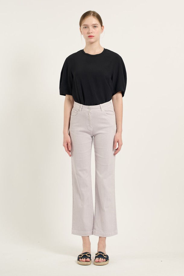 [25SU] 파스텔 컬러워싱 데님팬츠 - LIGHT VIOLET은 여름 시즌을 위한 여성 데님팬츠입니다. 라이트 바이올렛과 올리브 두 가지 컬러로 출시되었으며, 유니크하면서도 세련된 스타일을 연출합니다. 크롭 기장의 스트레이트 핏으로 제작되었으며, 부드러운 촉감과 뛰어난 탄력성으로 편안한 착용감을 제공합니다. 워싱 디테일이 돋보이며 높은 활용도를 자랑합니다.
