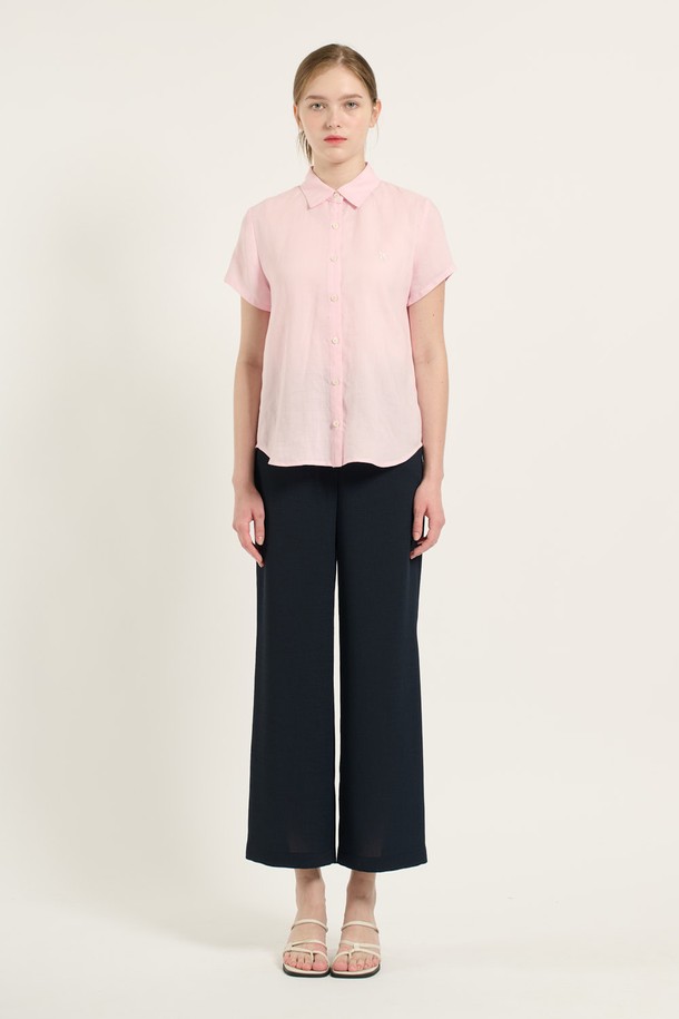 [25SU] 린넨 캡소매 셔츠 - LIGHT PINK는 시원한 린넨과 면 혼방 소재로 제작되어 여름철 데일리룩에 적합합니다. 부드러운 촉감과 얇은 두께감으로 편안한 착용감을 선사하며, 캡소매 디자인과 베이직한 스타일이 특징입니다. 단독 착용은 물론 레이어드 스타일링까지 가능하며, 셔츠칼라와 버튼 디테일로 포인트를 더했습니다.
