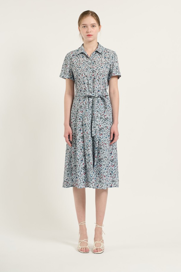 [25SU] M BLUE 플라워 프린트 핏앤플레어 원피스는 시원한 여름을 위한 여성스러운 플레어 원피스입니다. 부드러운 폴리에스터 소재와 안감 처리로 편안한 착용감을 선사하며, 허리 스트랩으로 핏을 조절하여 우아한 실루엣을 연출할 수 있습니다. 카라 네크라인과 반소매 디자인, 플라워 패턴이 어우러져 데일리룩은 물론 특별한 날에도 돋보이는 스타일을 완성합니다.
