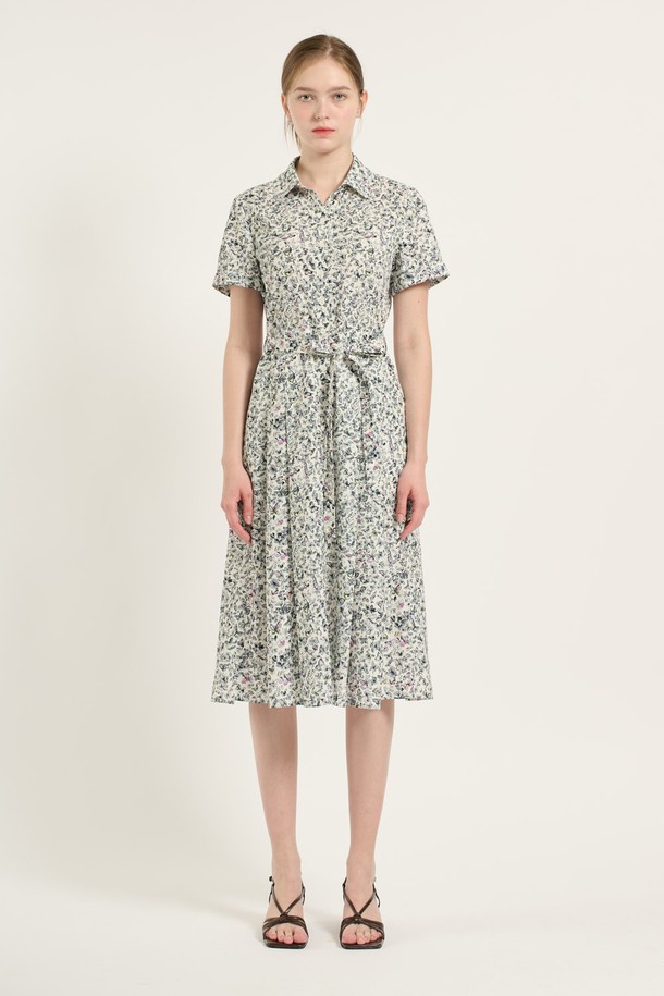 아이보리 컬러의 [25SU] 프린트 핏앤플레어 원피스는 부드러운 폴리에스터 소재로 제작되어 편안한 착용감을 선사합니다. 허리 벨트 디테일과 허리선 스트링으로 우아한 실루엣을 연출하며, 소매와 스커트의 플레어 디테일이 여성스러운 매력을 더합니다. 데일리룩은 물론 특별한 날에도 돋보이는 스타일을 완성해보세요.
