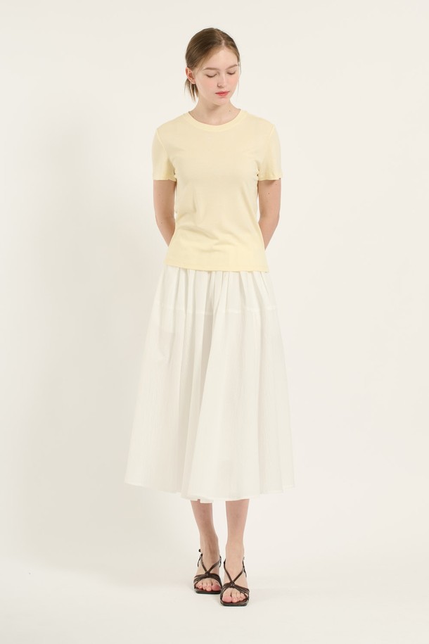 [25SU] 뒷 절개 울스판 티셔츠는 부드러운 촉감과 뛰어난 신축성을 자랑하는 여성용 티셔츠입니다. 라운드넥에 레귤러핏으로 편안하게 착용 가능하며, 여름철 시원하게 입을 수 있는 얇은 두께의 반소매 티셔츠입니다. 뒷 절개 포인트 디테일과 깔끔한 마감으로 미니멀한 스타일을 연출하며, 크림과 다크 브라운 두 가지 색상으로 만나보세요.
