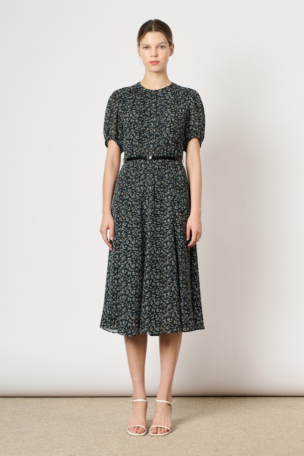 [25FA] 벨티드 플레어 원피스 - BLACK은 우아하고 세련된 스타일을 연출하는 여성용 원피스입니다. 블랙 컬러의 폴리에스터 소재로 제작되어 부드러운 촉감을 선사하며, 플로럴 패턴이 은은하게 포인트를 더합니다. 라운드넥과 반소매 디자인, 벨트 디테일이 여성스러운 실루엣을 강조하며, 볼륨감 있는 소매가 특징입니다. 격식 있는 자리나 데일리 룩으로 활용하기 좋으며, 모임룩, 데이트룩, 하객룩 등 다양한 TPO에 맞춰 클래식, 로맨틱, 미니멀한 스타일을 연출할 수 있습니다. 활동성 좋은 구조로 편안하게 착용 가능하며, 가을 시즌에 어울리는 아이템입니다.
