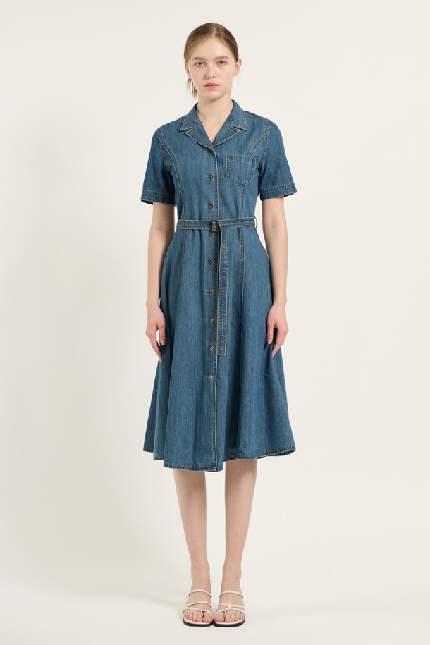 세련된 핏앤플레어 디자인이 돋보이는 [25FA] 인디고 데님 원피스입니다. 면과 폴리에스터 혼방 소재로 제작되어 편안한 착용감을 선사하며, 허리 라인을 강조하는 벨트와 버튼 디테일이 클래식하고 세련된 무드를 더합니다. 플레어 스커트와 반소매 디자인으로 데일리룩에 활용하기 좋으며, 포켓으로 실용성을 높였습니다.
