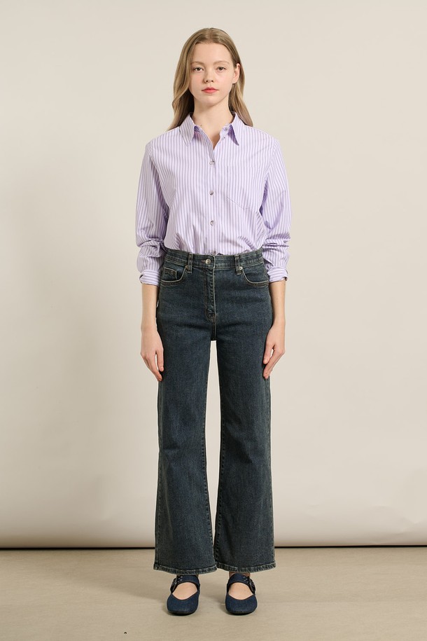 [25FA] 밴딩 워싱 데님 - 다크 블루 A5F8P35354는 여성용 데님 팬츠입니다. 다크 블루 컬러의 워싱 처리된 면, 폴리우레탄 혼방 소재로 제작되었으며, 가을 시즌에 데일리룩 또는 가을 나들이룩으로 활용하기 좋습니다. 허리 부분 밴딩으로 편안한 착용감을 제공하며, 와이드 핏 디자인이 다리 라인을 슬림하게 연출합니다. 클래식, 미니멀, 캐주얼 스타일을 모두 소화할 수 있으며, 빈티지한 매력의 디테일이 돋보입니다.
