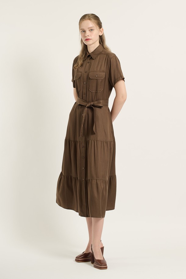 [25FA] 카라형 캉캉 셔링 원피스 - 브라운 (BROWN B5C7O60174)는 여성스러운 실루엣을 연출하는 가을 데일리 [셔링] 원피스입니다. 부드러운 레이온 소재로 제작되어 편안한 착용감을 선사하며, 클래식한 무드를 더하는 카라 디자인과 앞단 버튼 디테일이 특징입니다. 허리 벨트가 포함되어 있어 슬림한 핏을 연출할 수 있으며, 캉캉 셔링 디테일이 로맨틱한 분위기를 자아냅니다. 데이트룩, 카페룩, 모임룩 등 다양한 TPO에 활용하여 클래식하고 미니멀하며 로맨틱한 스타일을 완성해보세요.
