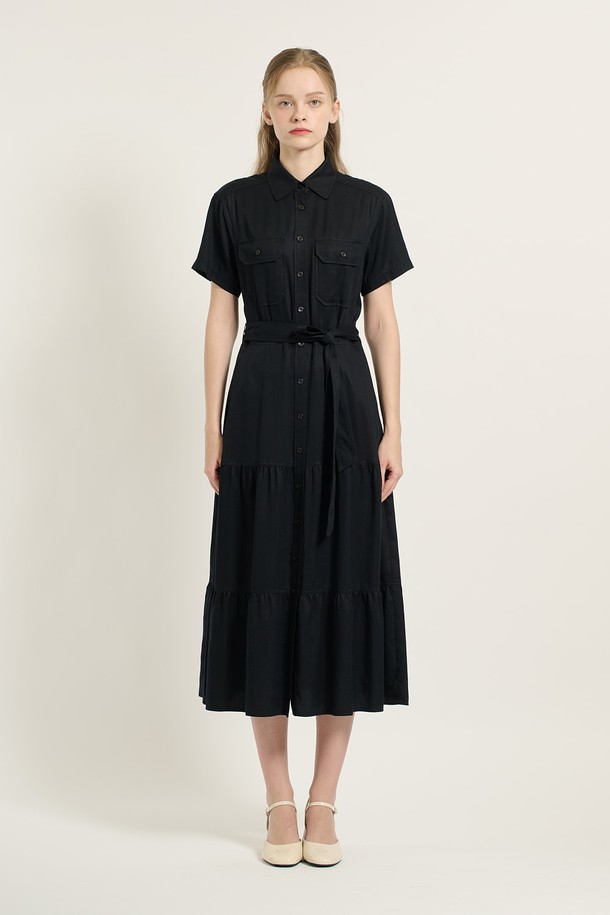 [25FA] 카라형 캉캉 셔링 원피스 - 네이비 (B5C7O60155)는 여성스러운 실루엣을 연출하는 카라 원피스입니다. 부드러운 레이온 소재로 제작되어 은은한 광택과 편안한 착용감을 선사하며, 셔링 디테일과 허리 벨트가 더해져 우아한 스타일을 완성합니다. 플레어 스커트 라인으로 움직임이 편안하며, 포켓 디자인으로 실용성을 높였습니다. 데이트룩, 카페룩, 모임룩 등 다양한 TPO에 활용 가능하며, 클래식, 미니멀, 로맨틱 스타일을 즐겨 입는 분들께 추천합니다.
