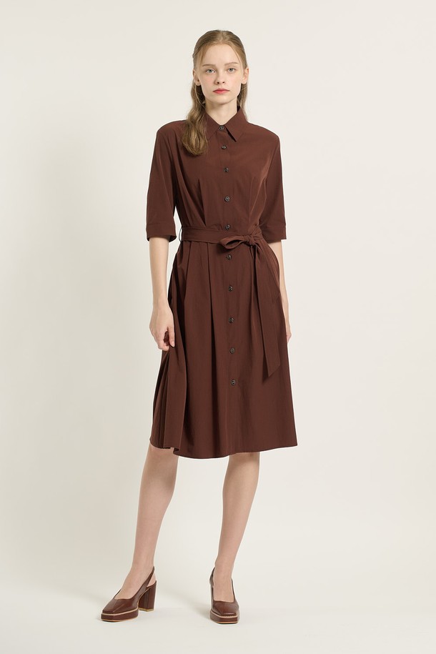 [25FA] 카라형 플레어 원피스 - 다크 브라운 B5C7O67275는 여성스러운 분위기를 연출하는 데이트룩, 카페룩, 모임룩에 어울리는 원피스입니다. 클래식, 미니멀, 걸리시 스타일을 모두 아우르며, 가을 시즌에 적합한 반소매 디자인입니다. 다크 브라운 컬러의 무지 원피스로, 카라 디테일과 벨트, 버튼 장식이 특징입니다. 플레어핏의 플레어 스커트 라인으로 여성스러운 실루엣을 강조하며, 일상에서 편안하게 착용할 수 있습니다.
