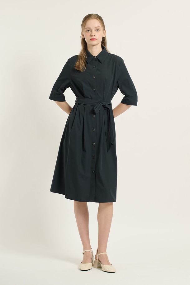 [25FA] 카라형 플레어 원피스 - 다크 네이비 B5C7O67256는 우아하고 세련된 스타일을 연출하는 여성용 원피스입니다. 다크 네이비와 다크 브라운 두 가지 색상으로 제공되며, 얇은 두께감과 신축성 있는 소재로 가을에 적합합니다. 카라 디테일과 플레어 핏이 여성스러운 실루엣을 강조하며, 벨트 디테일로 허리 라인을 더욱 돋보이게 할 수 있습니다. 일상, 데이트, 모임 등 다양한 TPO에 활용 가능하며, 과감한 액세서리와 함께 클래식, 미니멀, 로맨틱 스타일을 연출해 보세요.
