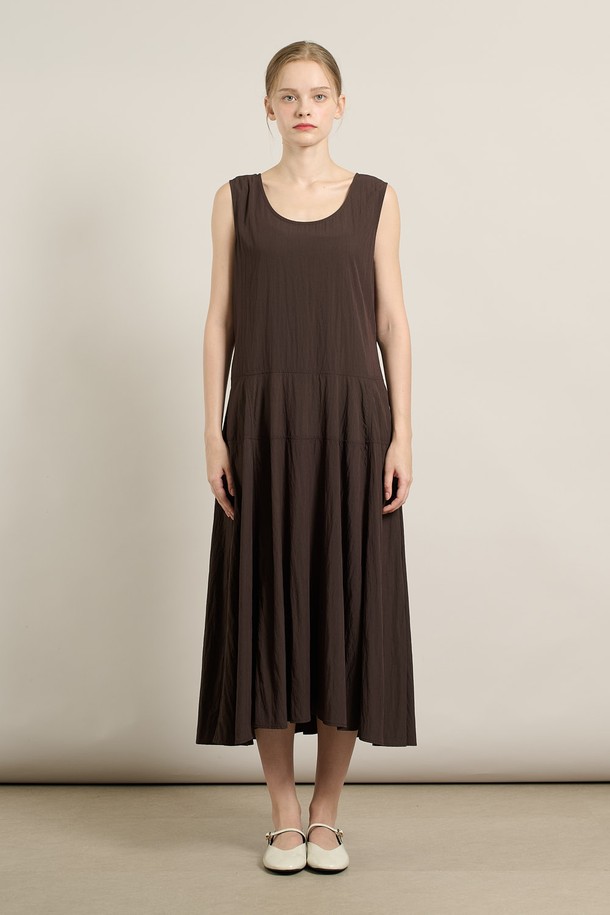 [25FA] 니트 배색 블라우스 셋업 원피스는 브라운 컬러의 여성 의류로, 가을에 어울리는 세련되고 우아한 스타일을 연출합니다. 레이온과 나일론 혼방 소재로 제작되어 부드러운 촉감을 선사하며, 브이넥 라인과 반소매 디자인이 특징입니다. 블라우스와 스커트가 셋업으로 구성되어 플레어 치마핏과 릴렉스핏으로 편안하게 착용 가능합니다. 허리선 니트 디테일이 돋보이며, 데이트룩, 카페룩, 모임룩 등 다양한 TPO에 맞춰 클래식, 미니멀, 로맨틱 스타일을 완성할 수 있습니다.
