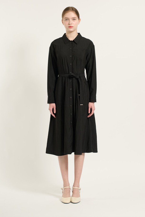 [25FA] 셔츠카라 벨티드 플레어 원피스는 여성스러운 실루엣을 연출하는 블랙 컬러의 셔츠 원피스입니다. 봄, 가을에 적합하며, 셔츠 카라와 벨트 디테일이 클래식하면서도 세련된 무드를 더합니다. 플레어 핏으로 여성스러운 라인을 강조하며, 데이트룩, 오피스룩, 모임룩 등 다양한 TPO에 활용할 수 있습니다. 미니멀하고 시크한 스타일을 선호하는 분들께 추천하는 아이템입니다. 무지 디자인으로 어떤 액세서리와도 잘 어울려 폭넓은 스타일링이 가능합니다.
