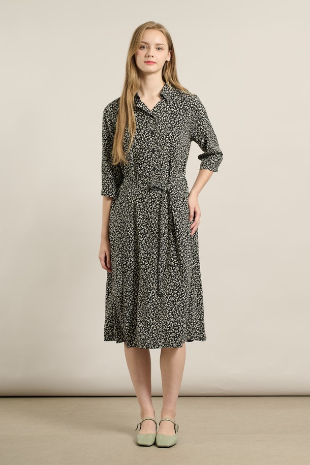 [25FA] 반오픈 뒤밴딩 프린트 원피스 - BLACK A5F8O62599는 캐주얼한 스타일의 여성용 반오픈 원피스입니다. 라운드넥 디자인에 반소매 기장으로, 가을에 어울리는 폴리에스터 소재의 루즈핏 플레어 원피스입니다. 블랙과 브라운 두 가지 색상으로 제공되며, 프린트 무늬가 특징입니다. 뒷부분 밴딩 디테일과 심플한 실루엣으로 허리를 자연스럽게 잡아주어 편안한 착용감과 활동성을 제공합니다. 데이트룩, 카페룩 등 다양한 TPO에 활용 가능하며, 미니멀하고 클래식한 스타일을 연출하기 좋습니다.
