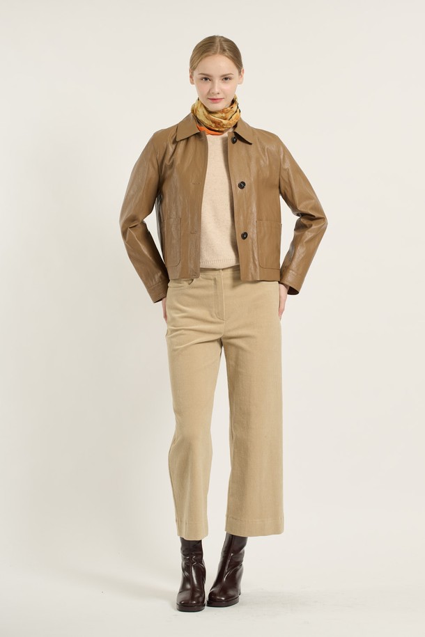 [25WT] 스탠카라 숏 기장 포우 레더 재킷은 여성 의류로, 미니멀하고 모던한 스타일을 연출합니다. 다크 베이지 색상의 인조 가죽 소재로 제작되어 봄, 가을에 적합하며, 숏 기장과 스탠카라 디자인이 특징입니다. 버튼 여밈 방식과 레귤러 핏으로 편안하게 착용할 수 있으며, 포켓 디테일이 더해져 실용성을 높였습니다. 데이트룩, 쇼핑룩 등 다양한 TPO에 활용 가능하며, 미니멀, 클래식, 시크한 스타일을 선호하는 분들께 추천합니다.
