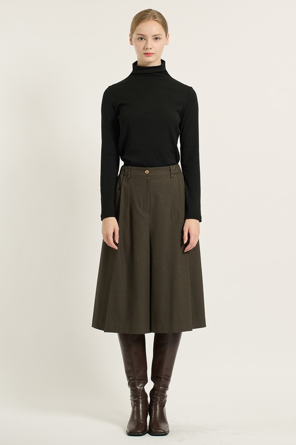 [25WT] 미디 기장 와이드 팬츠는 여성용 와이드 핏 팬츠로, 가을과 겨울에 입기 좋은 제품입니다. M BROWN 색상과 M BEIGE 색상으로 출시되었으며, 클래식하고 세련된 스타일을 연출할 수 있습니다. 허리 부분 버튼 디테일과 포켓 장식이 돋보이며, 깔끔한 라인이 특징입니다. 폴리에스터, 레이온, 폴리우레탄 혼방 소재로 제작되어 편안한 착용감을 선사하며, 출근룩, 오피스룩, 모임룩 등 다양한 TPO에 활용 가능합니다. 미니멀하고 시크한 스타일을 선호하는 분들께 추천합니다.
