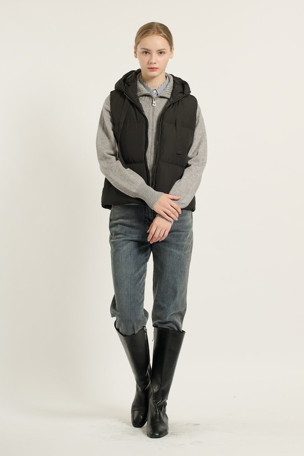 [25WT] 다운 베스트 - BLACK B5D9F87599는 겨울철 보온성을 책임지는 여성용 다운 베스트입니다. 미니멀한 디자인과 무지 패턴으로 어떤 스타일에도 쉽게 매치할 수 있으며, 부드러운 촉감의 폴리에스테르 소재를 사용하여 편안한 착용감을 선사합니다. 레귤러 핏과 지퍼형 여밈 방식으로 간편하게 착용할 수 있으며, 레이어링이 용이하여 다양한 스타일을 연출할 수 있습니다. 덕다운 충전재(솜털 90%, 깃털 10%)와 두꺼운 두께로 뛰어난 보온성을 제공하며, 전면 포켓 디테일로 실용성을 더했습니다. 겨울 데일리룩, 산책룩 등 다양한 TPO에 활용 가능한 블랙, 아이보리 컬러의 다운 베스트입니다.
