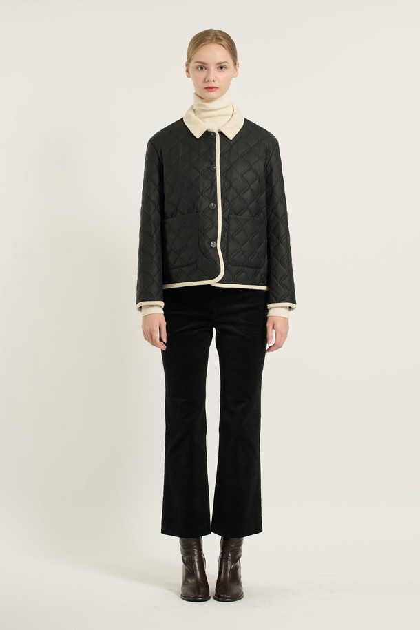 [25WT] 코듀로이 배색 카라 퀼팅 - BLACK B5D9I87199는 겨울철 따뜻하고 스타일리시하게 연출할 수 있는 여성용 퀼팅 재킷입니다. 부드러운 레이온, 폴리에스테르, 코듀로이 혼방 소재로 제작되어 포근한 착용감을 선사하며, 두꺼운 두께감으로 보온성을 높였습니다. 블랙 컬러에 브라운 배색 카라 디자인과 소매, 밑단 트림으로 클래식하면서도 엘레강스한 분위기를 자아냅니다. 레귤러핏에 버튼 여밈 방식으로 편안하게 착용 가능하며, 데일리룩, 모임룩, 데이트룩 등 다양한 TPO에 활용할 수 있습니다. 미니멀, 시크 스타일을 즐기는 여성분들께 추천하는 겨울 필수 아이템입니다.
