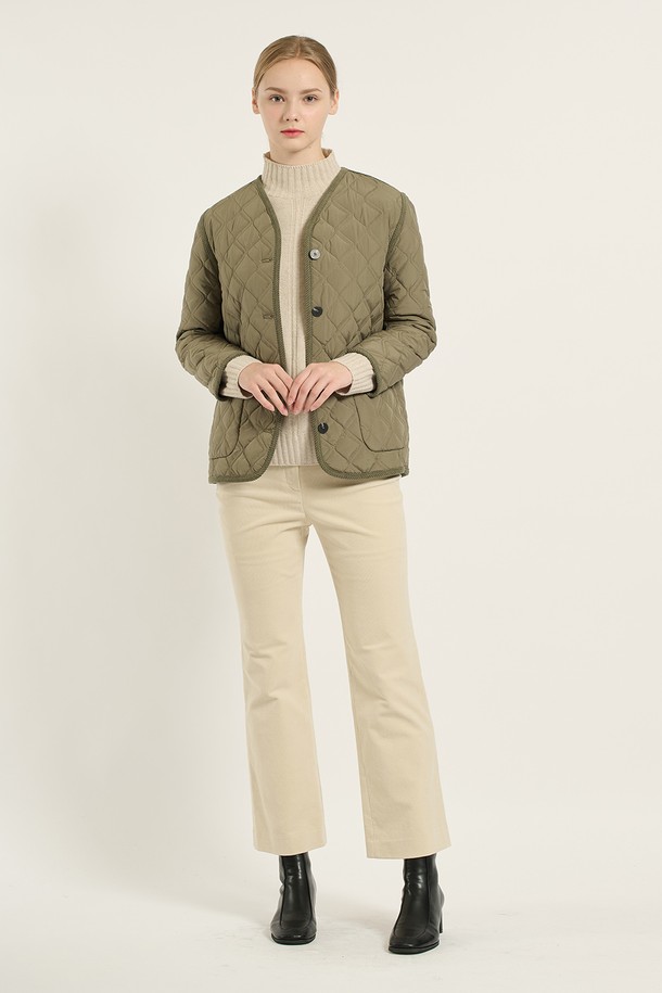 **[25WT] 브이넥 바인딩 퀼팅 - KHAKI B5D9I87645**

가을 나들이룩에 어울리는 여성 퀼팅 재킷입니다. 클래식하면서도 트렌디한 스타일로, 간절기에 적합합니다. 부드러운 폴리에스터 소재로 제작되었으며, 매끄러운 촉감을 선사합니다. 브이넥 디자인과 바인딩 디테일, 포켓 디테일이 특징이며, 심플한 버튼으로 여밈을 더했습니다. 숏 기장의 레귤러핏으로, 다양한 스타일 연출에 용이합니다. 색상은 카키, 아이보리, 블랙 3가지로 구성되었습니다.
