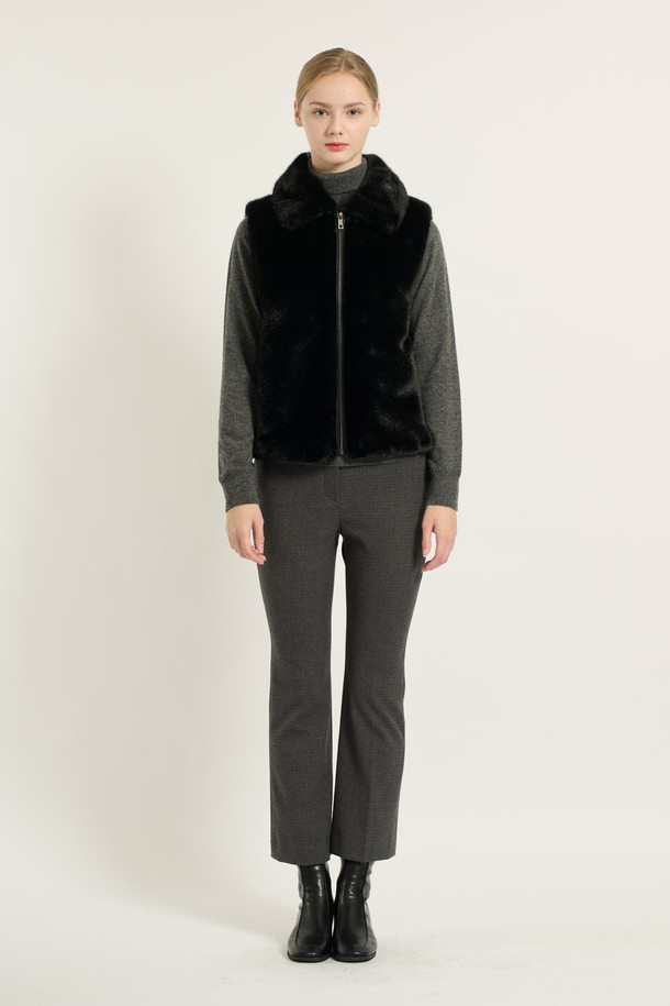 [25WT] 페이크 퍼 베스트 - BLACK B5D9I97199는 부드러운 촉감과 뛰어난 보온성을 자랑하는 여성용 페이크 퍼 베스트입니다. 슬림핏 디자인과 크롭 기장으로 세련된 스타일을 연출하며, 전면 지퍼 디테일로 포인트를 더했습니다. 블랙 컬러의 무지 패턴으로 어떤 룩에도 쉽게 매치할 수 있으며, 가을, 겨울철 데일리룩, 모임룩, 데이트룩 등 다양한 TPO에 활용하기 좋습니다. 폴리에스터 소재의 안감과 두꺼운 두께감으로 따뜻함을 선사하며, 미니멀, 클래식, 시크 스타일을 즐기는 여성에게 추천합니다. 민소매 디자인으로 레이어드하여 더욱 멋스럽게 연출할 수 있습니다.
