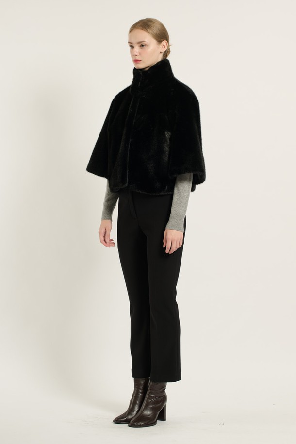 [25WT] 하이넥 페이크 퍼 재킷 - BLACK B5D9I97299는 겨울철 시크하고 우아한 스타일을 연출해 줄 여성용 하이넥 페이크 퍼 재킷입니다. 부드러운 촉감의 폴리에스터 소재로 제작되어 뛰어난 보온성을 자랑하며, 숏 기장과 자연스러운 핏으로 편안한 착용감을 선사합니다. 블랙과 실버 두 가지 컬러로 출시되어 다양한 룩에 매치하기 용이하며, 무지 디자인과 양옆 포켓, 그리고 세심한 마감 처리로 고급스러운 분위기를 더했습니다. 겨울 데일리룩, 모임룩, 파티룩 등 TPO에 맞춰 시크하고 클래식한 스타일을 완성해보세요.
