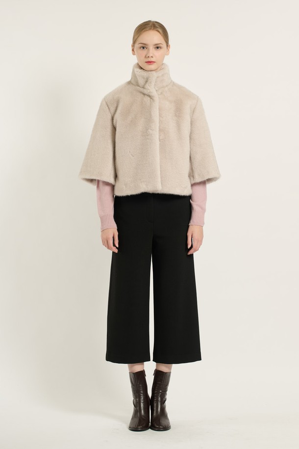 세련되고 우아한 무드의 여성용 [25WT] 하이넥 페이크 퍼 재킷 - SILVER B5D9I97209입니다. 부드러운 촉감의 두꺼운 폴리에스테르 소재로 제작되어 겨울철 보온성을 높여줍니다. 하이넥 디자인과 히든 버튼 여밈 방식으로 깔끔한 실루엣을 연출하며, 세미 오버핏으로 편안하게 착용 가능합니다. 실버와 블랙 두 가지 컬러로 출시되어 다양한 스타일 연출이 가능하며, 일상, 데이트, 모임 등 다양한 TPO에 활용하기 좋습니다. 내부에는 폴리에스터 안감이 덧대어져 있으며, 긴 소매 기장과 실용적인 주머니 디테일로 편의성을 더했습니다.
