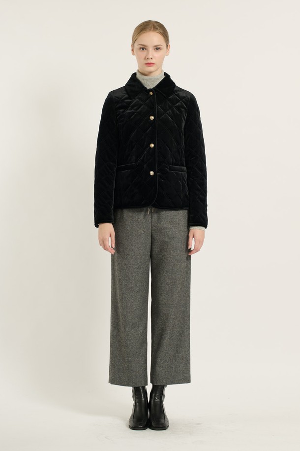 세련된 무드의 [25WT] 벨벳 퀼팅 점퍼 - BLACK B5D9R13499입니다. 부드러운 촉감의 벨벳 소재와 퀼팅 패턴이 어우러져 클래식하면서도 시크한 스타일을 연출합니다. 겨울철 일상, 모임, 오피스룩에 모두 잘 어울리는 활용도 높은 아이템입니다. 적당한 두께감으로 따뜻함을 제공하며, 벨벳 안감과 버튼 디테일이 고급스러움을 더합니다. 긴 소매 기장과 레귤러핏으로 편안한 착용감을 선사합니다.
